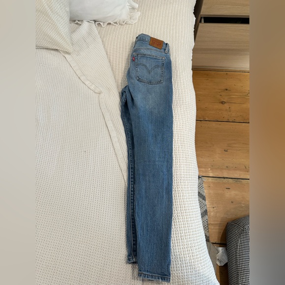 Distressed Levi’s blue jeans - Picture 2 of 4